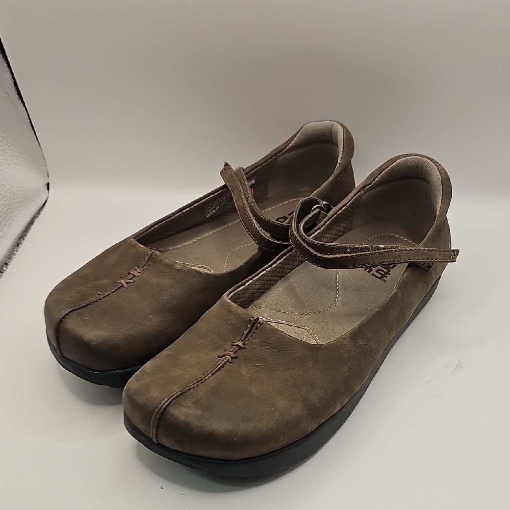 Kalso Earth Shoe Brown Suede Flats with Strap and Sturdy Sole Size 7B